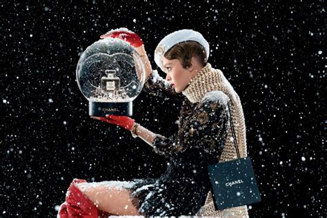 chanel no 5 snow globe commercial|CHANEL NO. 5 L’EAU HOLIDAY 2019 FRAGRANCE FILM.